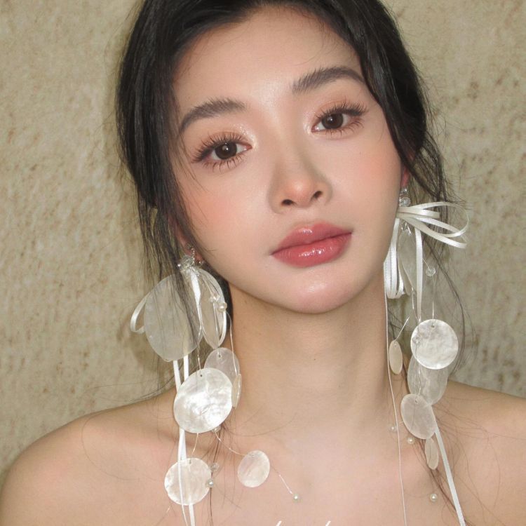 Long earrings with white circular pieces