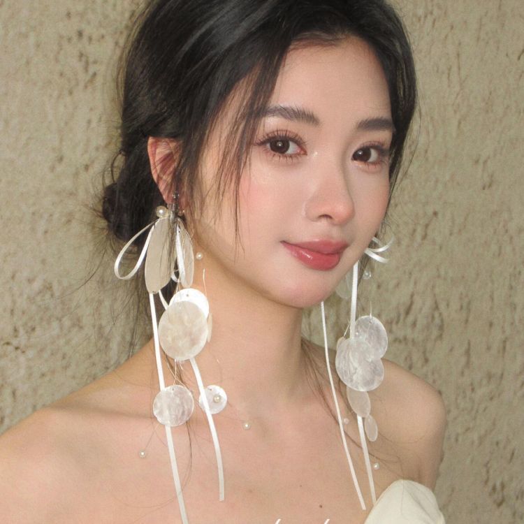 Long earrings with white circular pieces